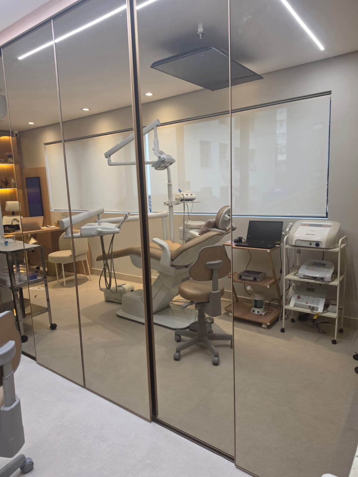 Sala de atendimento odontológico com cadeira e equipamentos